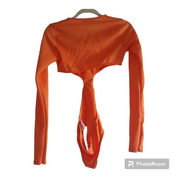 PrettyLittleThing Textured Cut Out Long Sleeve Bodysuit - Picture 3 of 3